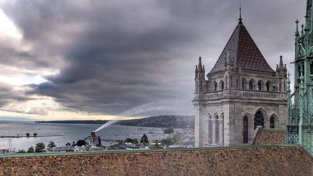 Des pompiers du Service d'Incendie et de Secours (SIS) s'entraînent lors d'un exercice incendie à la cathédrale St-Pierre, mercredi 21 août 2019, à Genève. [Keystone - Martial Trezzini]