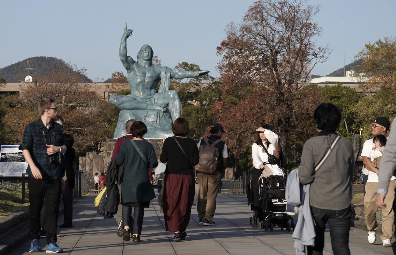 La statue du parc de la paix de Nagasaki, où se rendra dimanche la pape François [Keystone/EPA - Mayama Kimimasa]