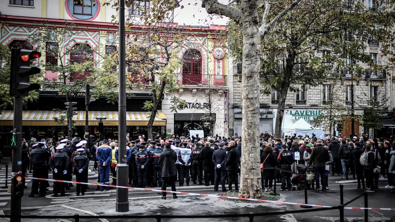 Plusieurs centaines de personnes se sont rendues devant le Bataclan pour commémorer les attentats qui ont eu lieu en 2015. [AFP - STEPHANE DE SAKUTIN]