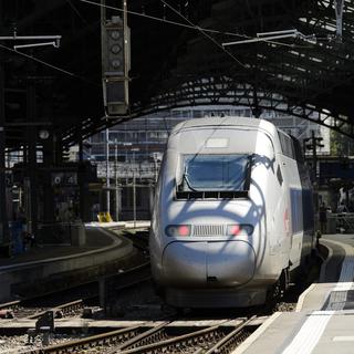 Le train a grande vitesse (TGV) Lyria de la SNCF arrive en gare CFF. [Keystone - Laurent Gillieron]