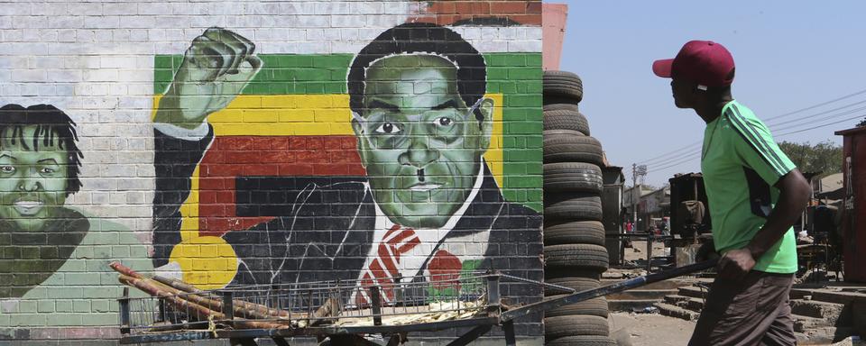 Un portrait de Robert Mugabe à Harare, au Zimbabwe. [AP Photo/Keystone - Tsvangirayi Mukwazhi]