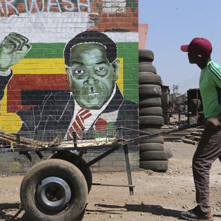 Un portrait de Robert Mugabe à Harare, au Zimbabwe. [AP Photo/Keystone - Tsvangirayi Mukwazhi]