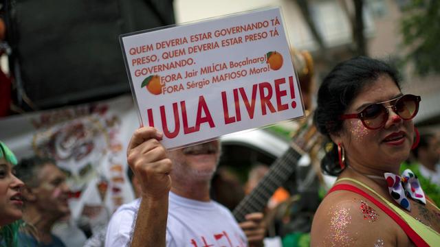 Message de soutien à l'ancien président Lula lors d'une parade du carnaval de Rio 2019. [AFP - Mauro Pimentel]