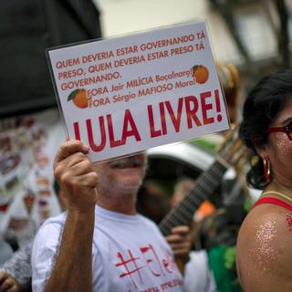 Message de soutien à l'ancien président Lula lors d'une parade du carnaval de Rio 2019. [AFP - Mauro Pimentel]
