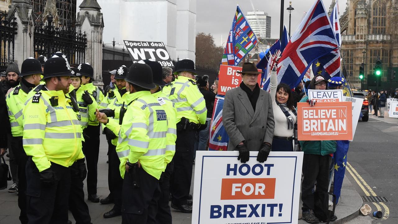Des pro et anti Brexit massés devant le Parlement britannique. [EPA/Keystone - Facundo Arrizabalaga]