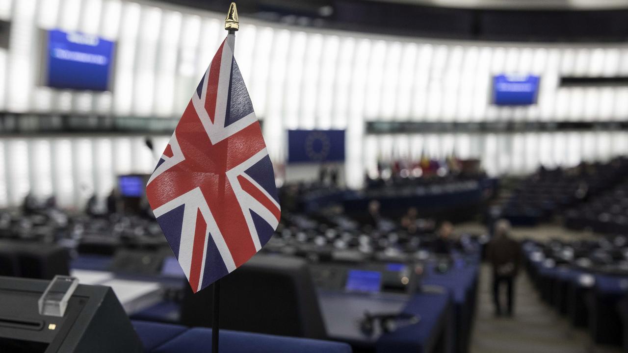 Un drapeau britannique au parlement européen. [AP/Keystone - Jean-Francois Badias]