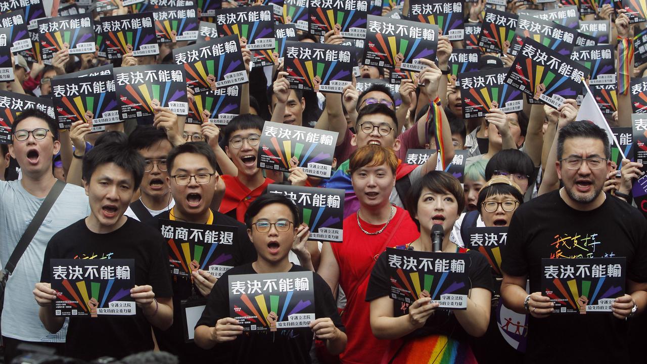 "Les votes ne peuvent pas être battus": des partisans du mariage homosexuel se mobilisent devant le Parlement taïwanais, à Taipei. [Keystone - Chiang Ying-yin]