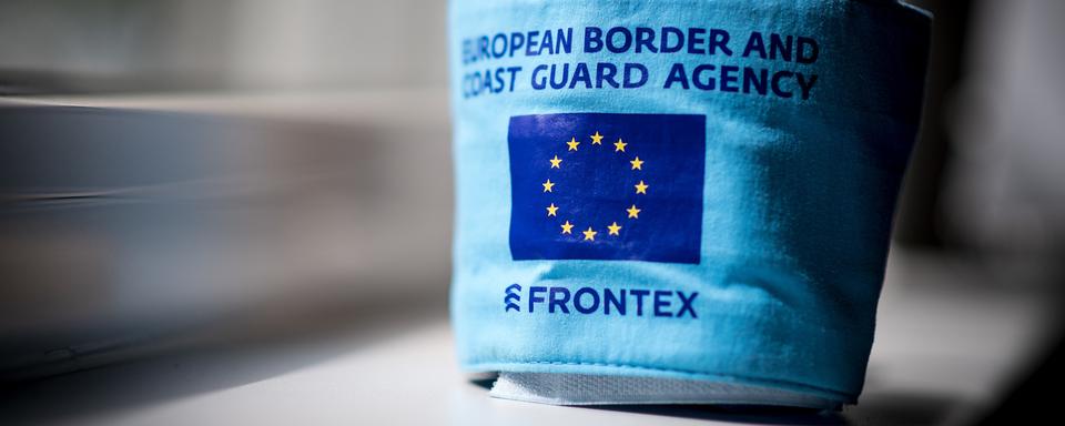 Un brassard d'un membre de l'agence Frontex, chargée de la surveillance des frontières extérieures de l'Union européenne. [DPA/Keystone - Marius Becker]