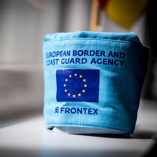 Un brassard d'un membre de l'agence Frontex, chargée de la surveillance des frontières extérieures de l'Union européenne. [DPA/Keystone - Marius Becker]