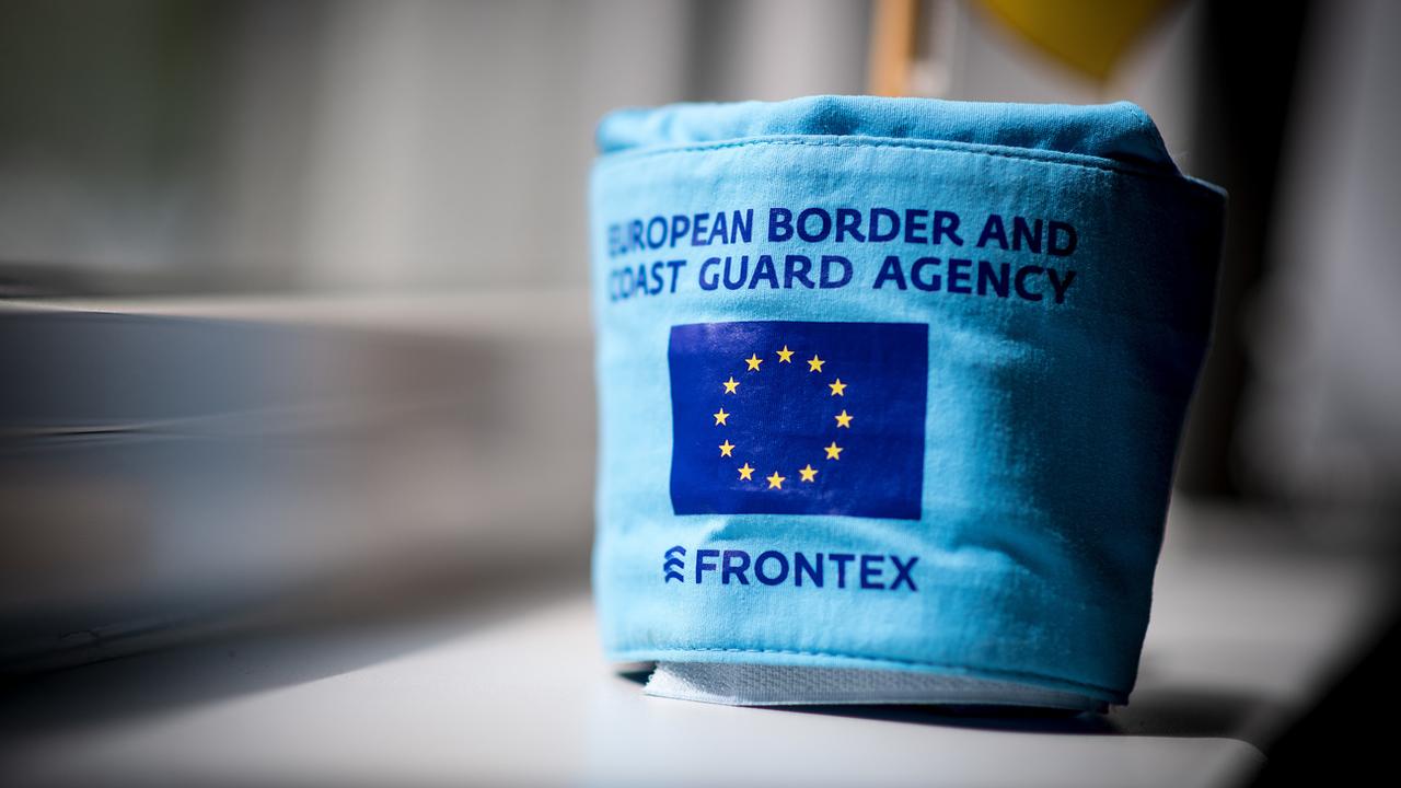 Un brassard d'un membre de l'agence Frontex, chargée de la surveillance des frontières extérieures de l'Union européenne. [DPA/Keystone - Marius Becker]