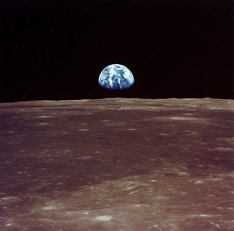 Le 20 juillet 1969, un lever de Terre est capturé sur pellicule par les astronautes de la mission Apollo 11, peu avant l'alunissage. [KEYSTONE - EPA/NASA/HO]