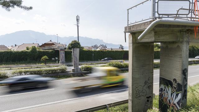 Les travaux de démontage de la passerelle s'achèveront dans la nuit de jeudi à vendredi [Keystone - Cyril Zingaro]