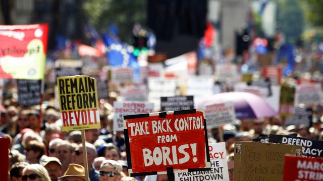 Des manifestants dénoncent un "coup d'Etat" de Boris Johnson. [Reuters - Henry Nicholls]