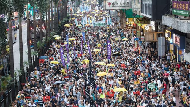 Les habitants de Hong Kong protestent contre un projet de loi qui permettrait les extraditions vers la Chine continentale. [Keystone - Kyle Lam]