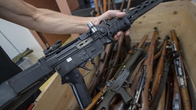 Près de 700 armes à feu remises à la police en Suisse centrale. [Keystone - Urs Flueeler]