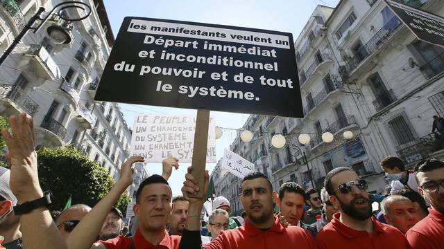 Des manifestants algériens demandent le départ immédiat du gouvernement en place. [Keystone - Anis Belghoul / AP Photo]