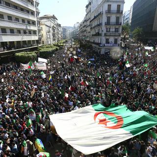 Les Algériens continuent de manifester après le renoncement de Bouteflika. [Keystone - Toufik Doudou / AP Photo]