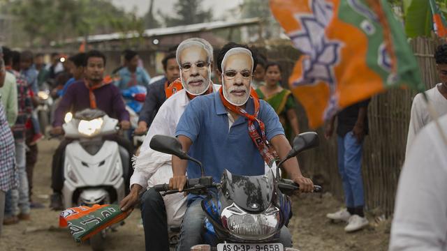 Mardi 2 avril: des supporters du Premier ministre indien Narendra Modi portent des masques le représentant pendant qu'ils font campagne pour les prochaines élections générales. [Keystone/AP Photo - Mardi 2 avril: des supporters du Premier ministre indien Narendra Modi portent des masques le représentant pendant qu'ils font campagne pour les prochaines élections générales.]