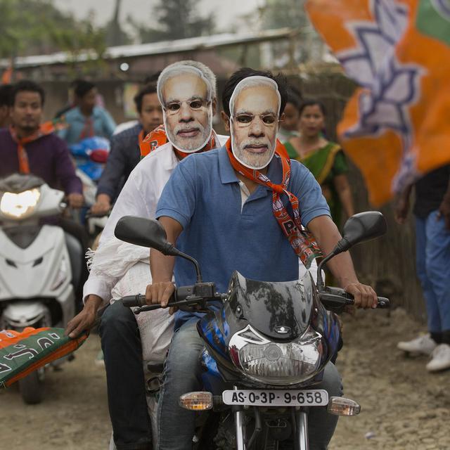 Mardi 2 avril: des supporters du Premier ministre indien Narendra Modi portent des masques le représentant pendant qu'ils font campagne pour les prochaines élections générales. [Keystone/AP Photo - Mardi 2 avril: des supporters du Premier ministre indien Narendra Modi portent des masques le représentant pendant qu'ils font campagne pour les prochaines élections générales.]