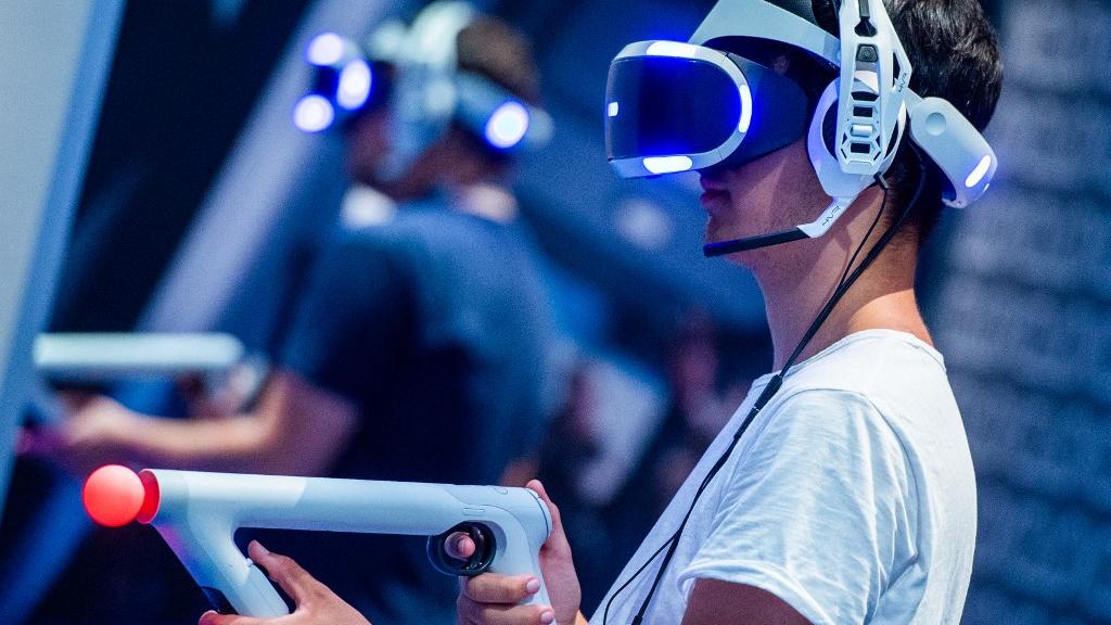 Un visiteur du salon gamescom équipé d'un casque de réalité virtuelle. [dpa / AFP - Christophe Gateau]