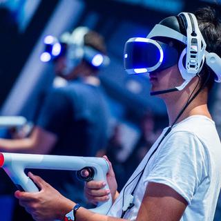Un visiteur du salon gamescom équipé d'un casque de réalité virtuelle. [dpa / AFP - Christophe Gateau]