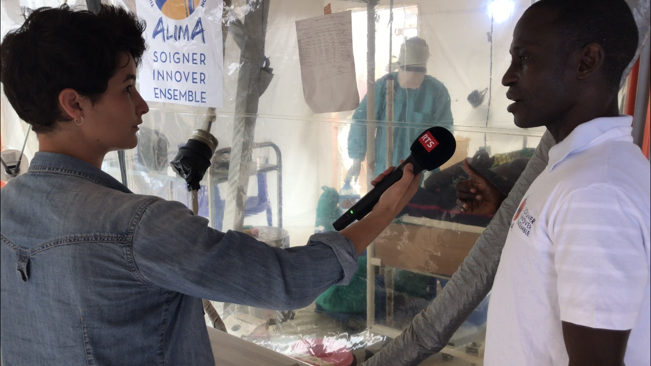 Camara Modet, médecin chef du Centre de Traitement Ebola à Béni, parle de sa mission à la journaliste Joëlle Cachin. [RTS - Cédric Guigon]