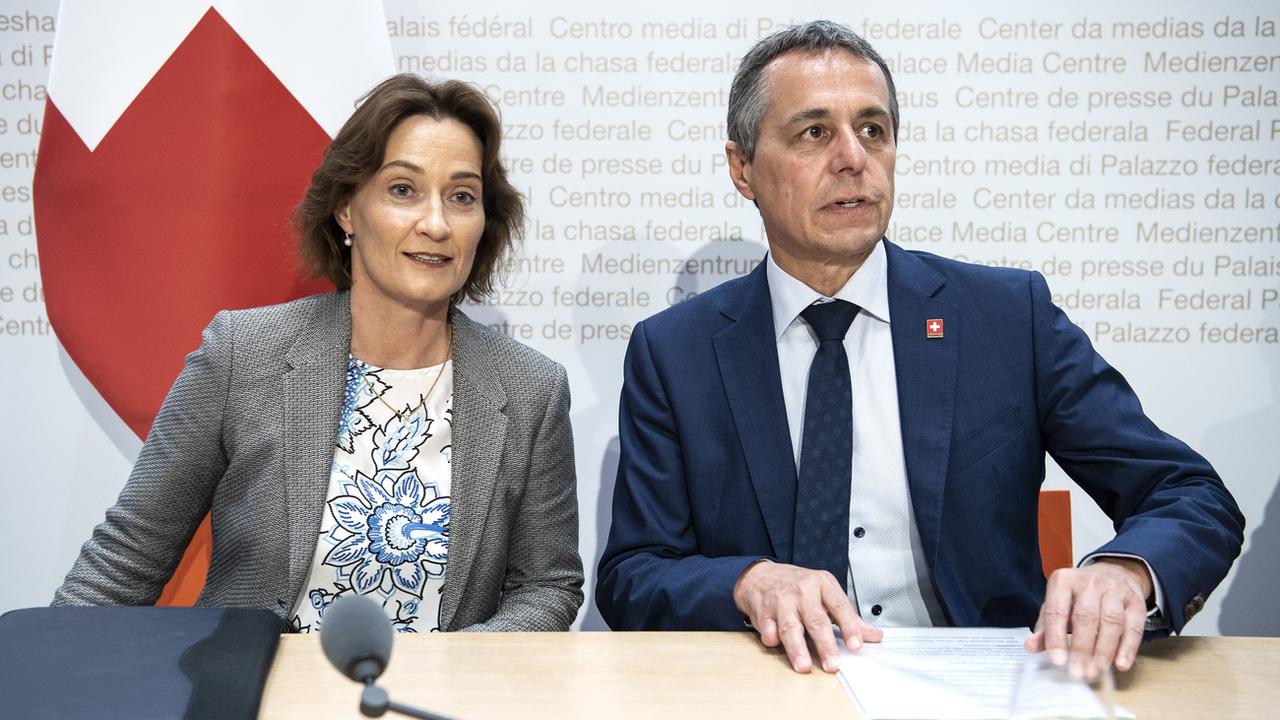 Pascale Baeriswyl et Ignazio Cassis en conférence de presse à Berne, 21.08.2019. [Keystone - Peter Schneider]
