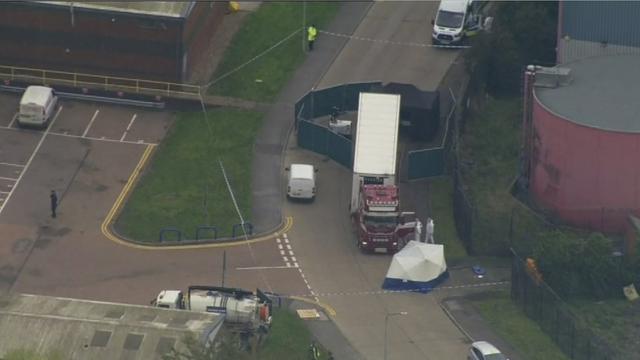 Une vue aérienne du camion arrêté avec 39 corps à son bord. [Keyston - UK Pool via AP]