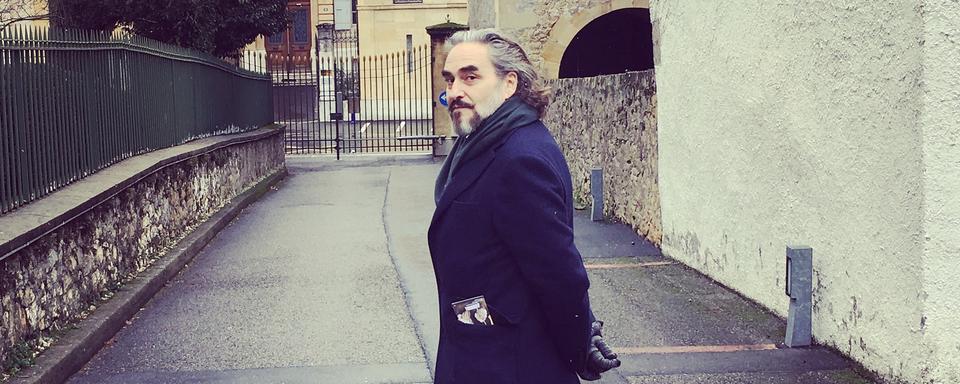 Stephan Eicher dans une rue de Neuchâtel. [RTS - Karine Vasarino]