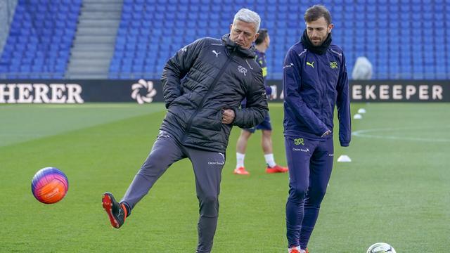 Vladimir Petkovic (à gauche) et ses joueurs ont peaufiné les derniers détails sur la pelouse du Parc Saint-Jacques. [Andy Müller]