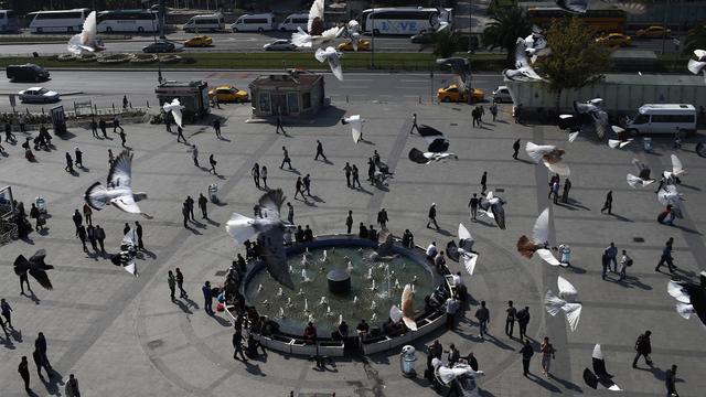 De nombreux réfugiés syriens passent du temps dans le quartier d'Aksaray, à Istanbul, comme ici en octobre 2015. [AP Photo - Emrah Gurel]