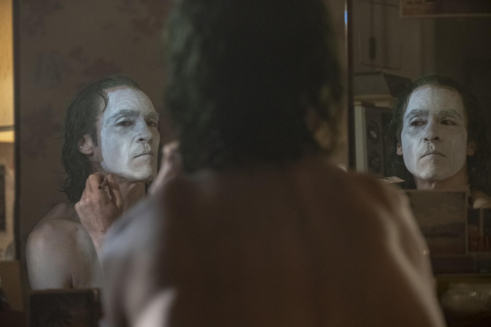 Joaquin Phoenix incarne un Joker blessé et nihiliste, miroir d’une société au bord du gouffre. [2019 Warner Bros. Entertainment Inc. TM & © DC Comics - Niko Tavernise]
