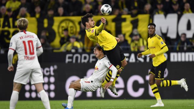 On s'est rendu coup pour coup entre Mats Hummels (en jaune) et Yussuf Poulsen. Mais il n'y a pas eu de vainqueur au final. [AP - Martin Meissner]