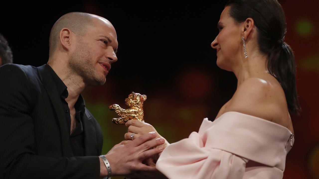 Nadav Lapid reçoit le prix des mains de l'actrice française Juliette Binoche, président du jury. [Reuters - Hannibal Hanschke]