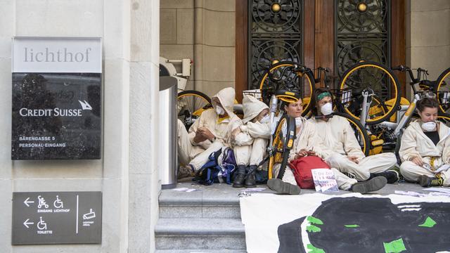 Les activiste pro-climat devant l'entrée de Credit Suisse à Zurich, le 8 juillet 2019. [Keystone - Ennio Leanza]