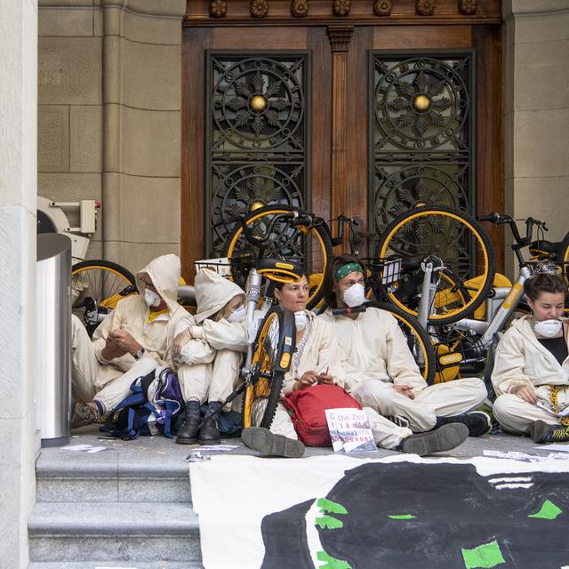 Les activiste pro-climat devant l'entrée de Credit Suisse à Zurich, le 8 juillet 2019. [Keystone - Ennio Leanza]