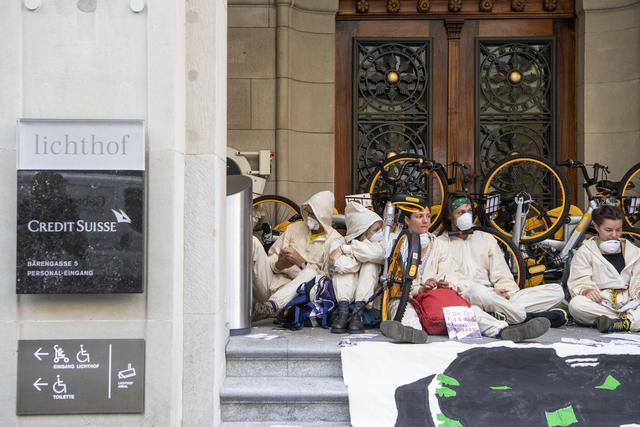 Les activiste pro-climat devant l'entrée de Credit Suisse à Zurich, le 8 juillet 2019. [Keystone - Ennio Leanza]