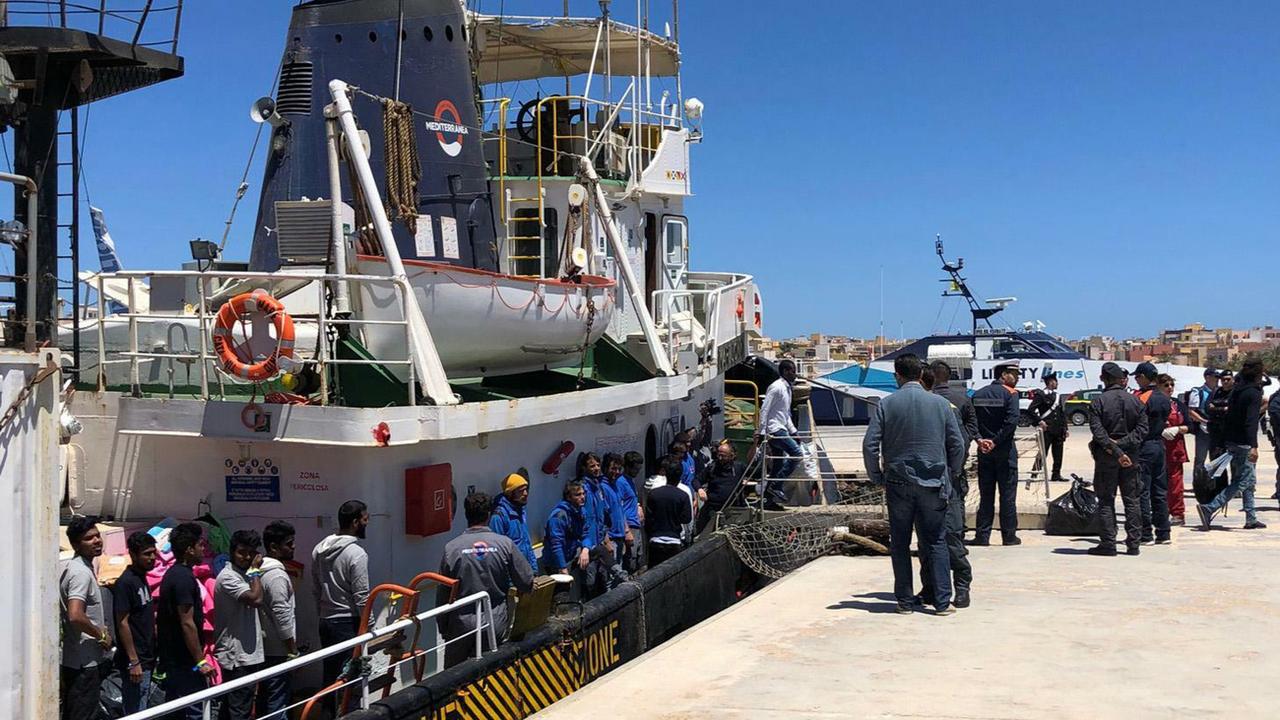 Le voilier d'un collectif italien de gauche Mediterranea a secouru 54 migrants jeudi. [Keystone/AP - Elio Desiderio]