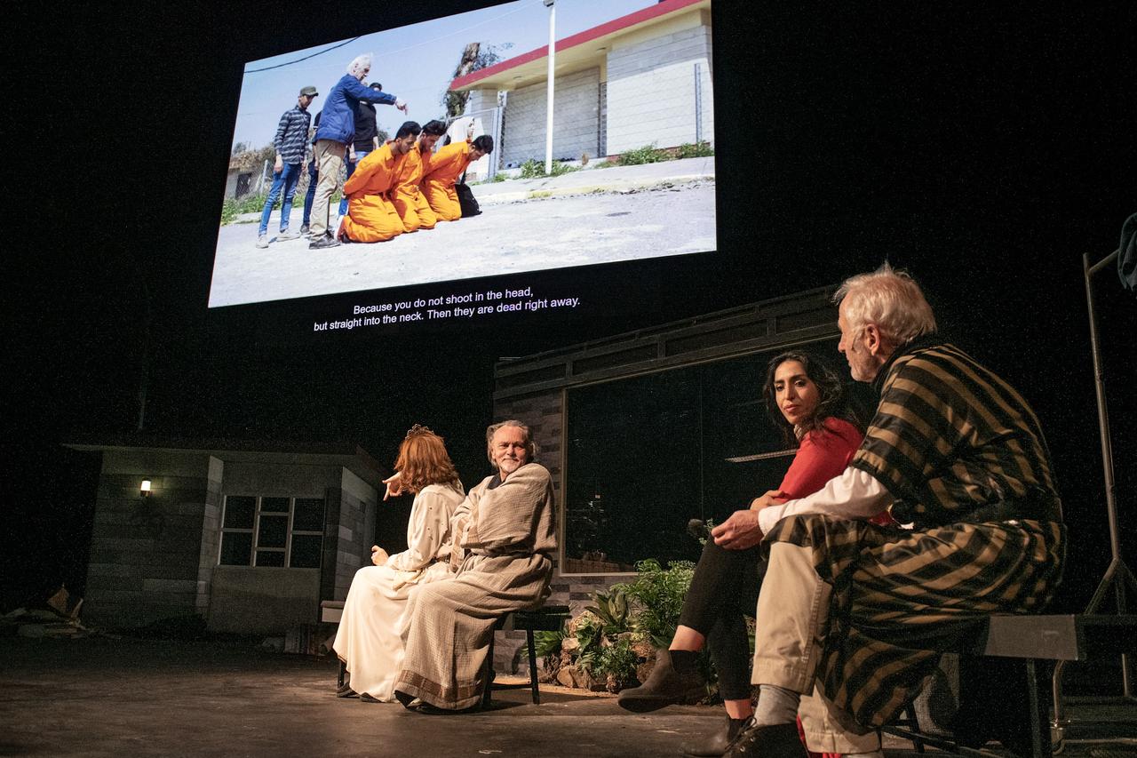 Une scène du spectacle "Orestes in Mosul" de Milo Rau, avec une troupe qui mélange comédiens européens et arabes. [Fred Debrock]