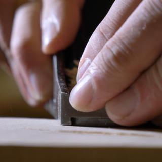 Une luthière fabrique, entretient, répare et restaure les instruments de musique de la famille des violons. [Depositphotos - hquality]