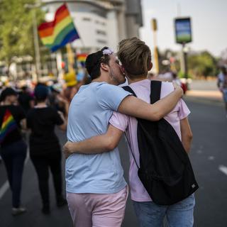 Un couple s'embrasse lors de la Gay Pride à Johannesbourg en Afrique du Sud. [Keystone/AP Photo - Jerome Delay]