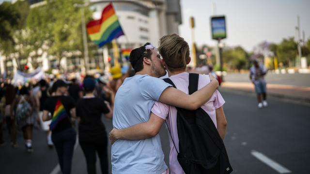 Un couple s'embrasse lors de la Gay Pride à Johannesbourg en Afrique du Sud. [Keystone/AP Photo - Jerome Delay]