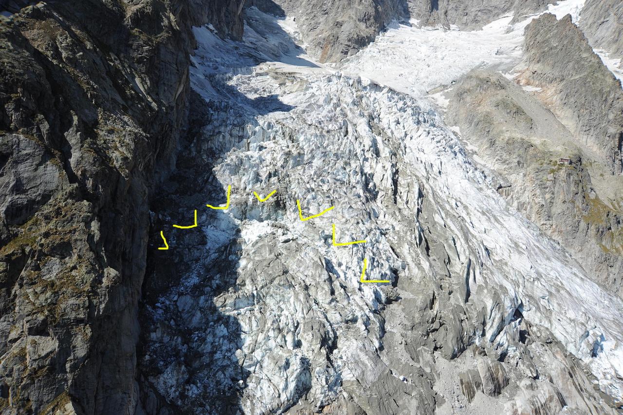 Un bloc du glacier de Planpincieux se détache. [Keystone - Office de communication de Courmayeur]