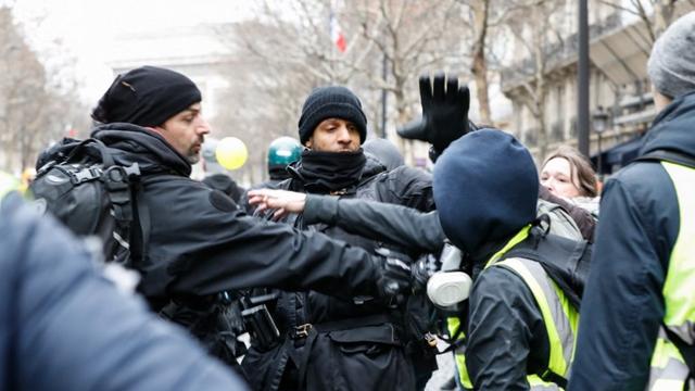 Une équipe de journalistes agressée par des "gilets jaunes" lors de la manifestation du 12 janvier. [AFP/Hans Lucas - Laure Boyer]