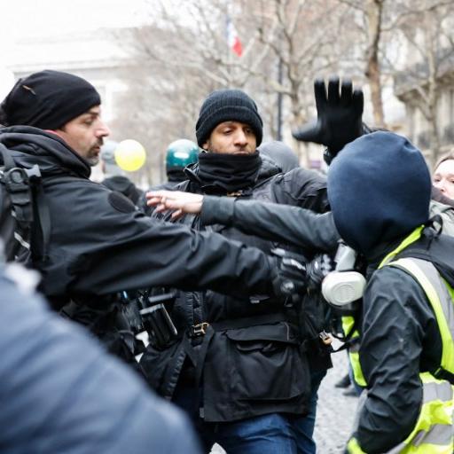 Une équipe de journalistes agressée par des "gilets jaunes" lors de la manifestation du 12 janvier. [AFP/Hans Lucas - Laure Boyer]
