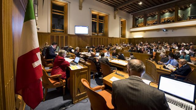 Vue générale de la salle du Grand Conseil neuchâtelois lors d'une session en décembre 2016. [Keystone - Jean-Christophe Bott]