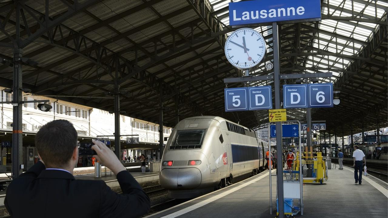 Une rame de TGV Lyria en gare de Lausanne. [Keystone - Laurent Gillieron]
