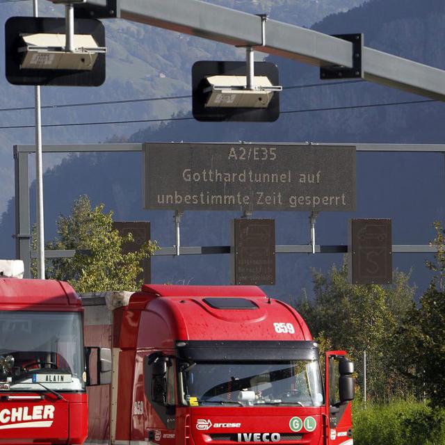Les camions étaient un tiers moins nombreux à traverser les Alpes suisses en 2018 qu'en l'an 2000. [Keystone - Urs Flüeler]