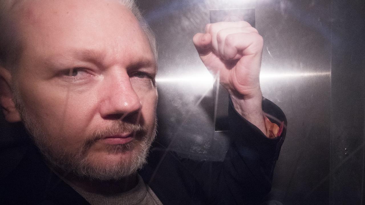 Julian Assange alors qu'il quittait un tribunal de Londres, le 1er mai 2019. [EPA - Neil Hall]
