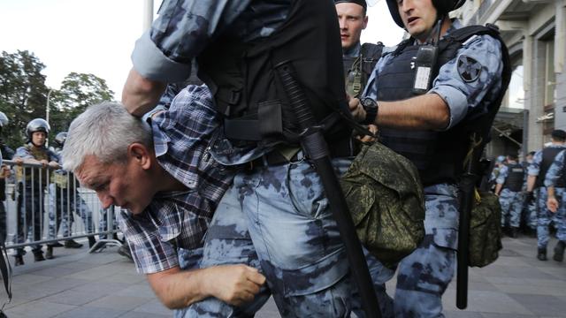 La police a arrêté plusieurs manifestants avant même le début du rassemblement [KEYSTONE/AP PHOTO - Alexander Zemlianichenko]